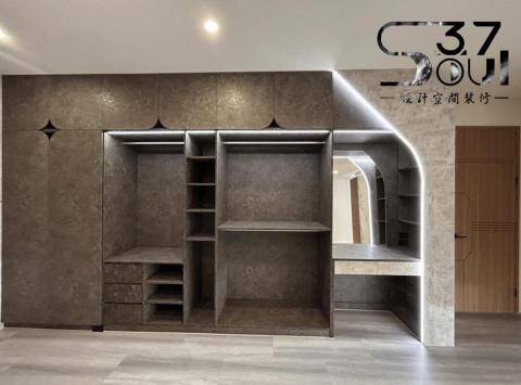 Soul37度設計空間裝修 - 懶人專屬❤️開放式衣櫥❤️
仿舊帶點清水模設計
梳妝台+衣櫥
女人們最期待的新設計
唯美燈光搭配妝感
100分出門?