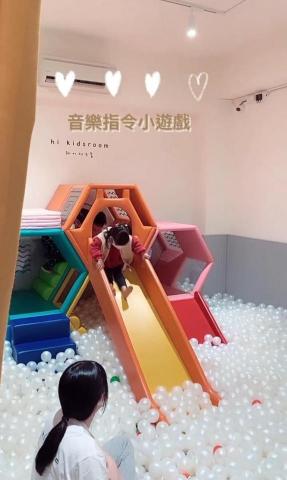 黃采薇 - 與小朋友互動陪玩