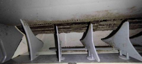 三喵冷氣清潔 - 洗前試機吹出可愛微弱的風量，是因為風骨已經藏污納垢了呦！