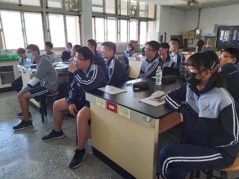 謝宜錚 - 高中就讀數理實驗班