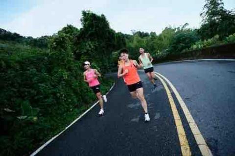 芳&middot;跑步 - 劍中路團練