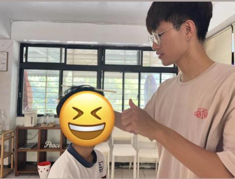 李泓陞 - 與國小學生進行遊戲中