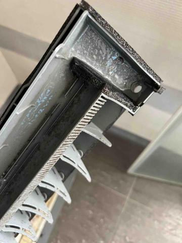 三喵冷氣清潔 - 很多客人會購買冷氣清潔劑自行噴灑卻忘了沖水導致集水盤堵塞滴水、無法徹底清洗髒污，還有可能損害冷氣零件。