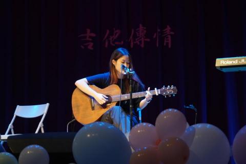 鄭庭 - 高中大學參加吉他社，喜歡自彈自唱，有多次上台表演經驗