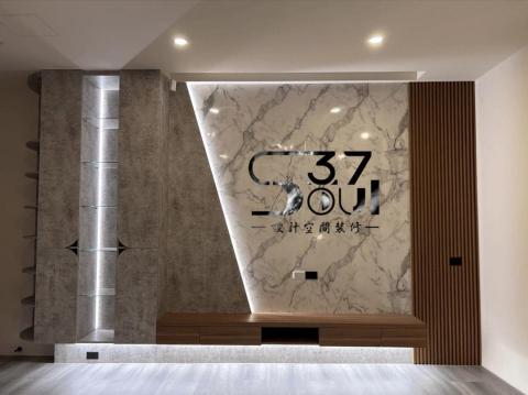 Soul37度設計空間裝修 - 8尺電視牆+100寸投影螢幕
足夠收納玻璃展示櫃+轉角櫃
帶點微日系格柵元素☺️