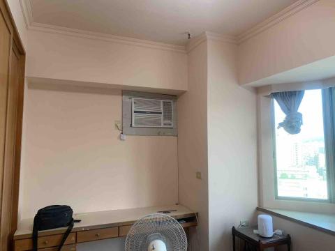 周傳傑 - 冷氣的牆壁補土兩次+研磨+水泥漆上色