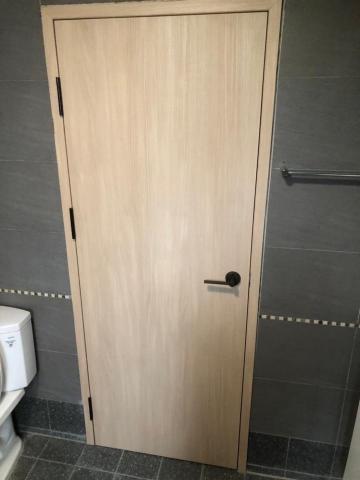 豪門精品房門 - PP-101金絲栗木
材質：日本PP材質