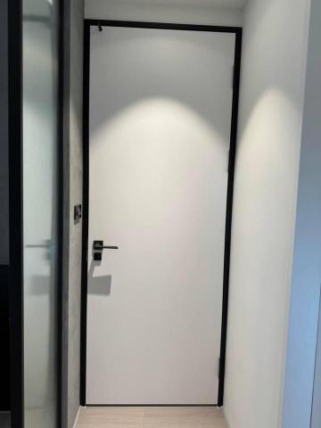 豪門精品房門 - 0106冷白美耐板+噴砂黑鋁合金門框