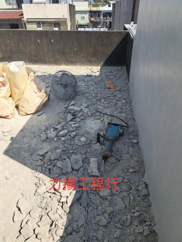 曾聖峰 - 屋頂地磚打除