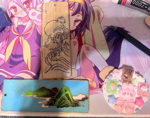 裴昱晴 - 左上為未完成的掐絲琺瑯書籤，左下為完成的掐絲琺瑯書籤，右邊是完成的奶油膠收納鏡