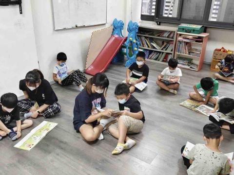 蘇暐婷 - 陪小朋友們讀故事書