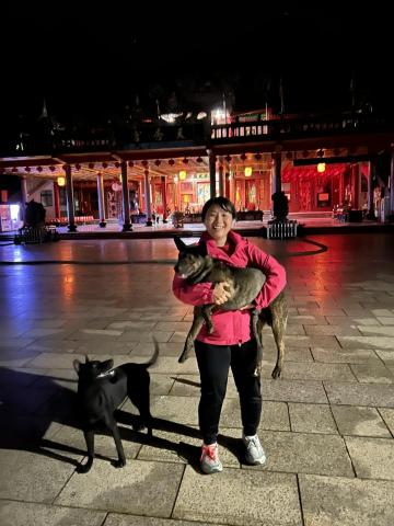 王雅玲 - 玩流浪狗，帶狗狗爬山