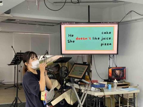 蘇暐婷 - 在社區服務協會中幫小朋友上英文課