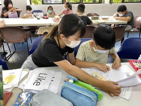 蘇暐婷 - 輔導小朋友暑假作業