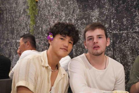 許日奎 - 和德國朋友吃熱炒