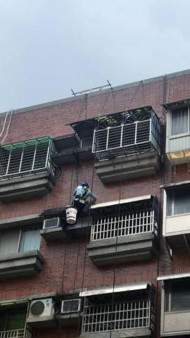 防水師傅-阿墨 - 外牆高空作業
我們是專業的
防水安全有效