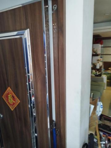 周昆興 - 大門歪斜鉸鏈修繕（前）