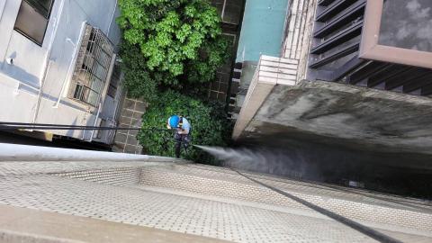 防水師傅-阿墨 - 施工前清理施工面
後面做材料上去結合就很好
