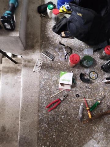 周昆興 - 大門歪斜鉸鏈修繕（中）