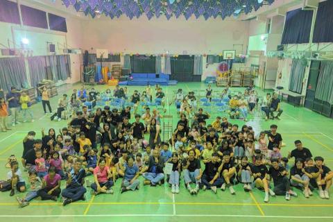 黃心昀 - 暑假到彰化縣村上國小辦暑期育樂營的大合照。