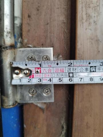 周昆興 - 大門歪斜鉸鏈修繕（前）