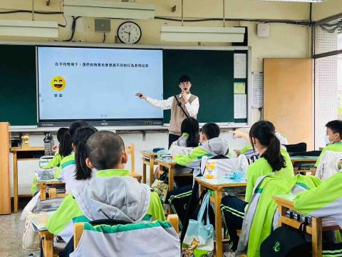 江宣妤 - 過去在學校進行之教學照片