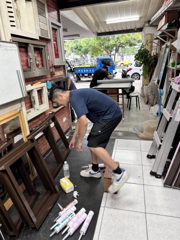 丞欣鋁門窗 - 準備出工去???