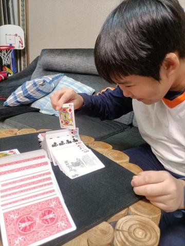 凌距離魔術工作室 - 初次上課時的撲克體驗課程