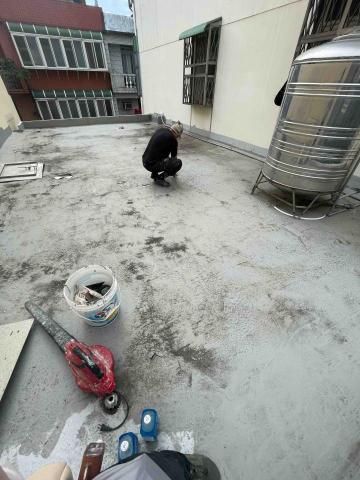 四季養護工程行 - 屋頂防水（施作前），屋頂舊有防水層大面積起水泡已無防水作用，導致下雨天屋內天花板滴水，刨除舊有防水層至結構，再重做防水。
