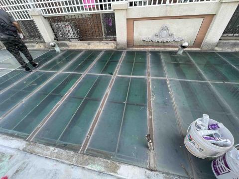 四季養護工程行 - 矽利康更換工程（施作前），矽利康開裂，導致下雨採光罩內滴水。