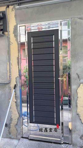 鋐鑫有限公司 - 老屋後門翻修 不銹鋼防盜門加百葉窗