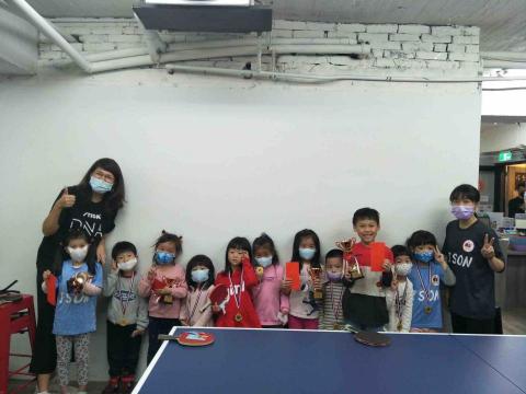 黃乃一 - 舉辦幼幼班桌球趣味競賽合照