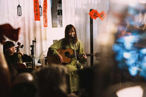 謝宜臻 - 2024.02 於一文錢舉辦音樂創作表演