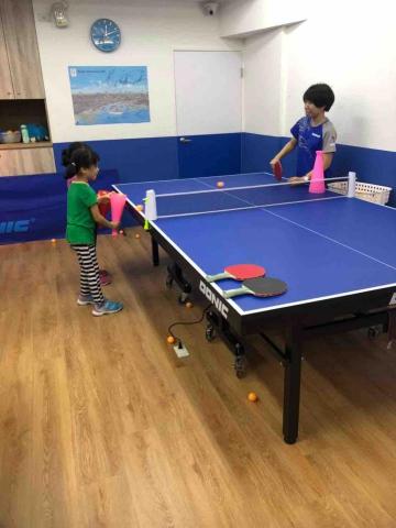 黃乃一 - 和幼稚園小朋友玩接球遊戲培養興趣