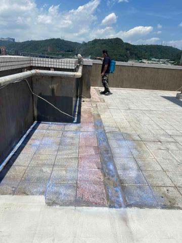 鋐展工程行 - 表層防水施工：水性底塗層