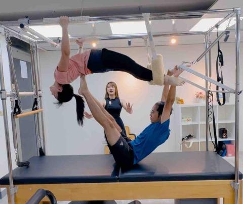 物理治療師/健身教練/器械式皮拉提斯教練-林佩君 - 情侶一起做器械皮拉提斯培養感情❤️ 物理治療師/健身教練/器械式皮拉提斯教練-林佩君 - 情侶一起做器械皮拉提斯培養感情❤️