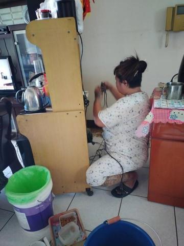 岳蓁 - 清掃不忘順手整理電線