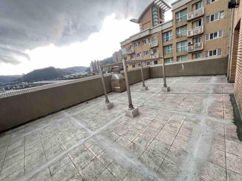 鋐展工程行 - 表層防水前置作業：縫隙孔洞補土