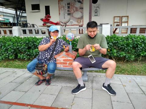 岳蓁 - 工作閒暇時跟弟弟輕鬆一下