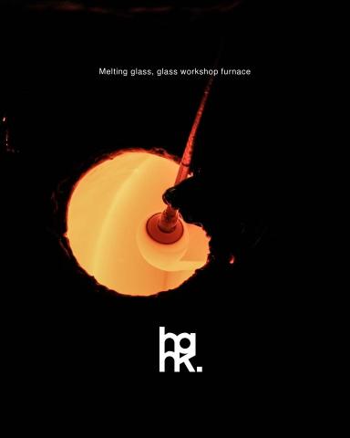 序白設計 - 東義企業社 空間攝影

為東義企業社進行了企業形象攝影，透過鏡頭捕捉他們在玻璃製程中的每一個細節，展現職人精神的精準與專業。從工廠裡的每一個動作到產品的完美呈現，我們希望讓這些照片傳遞他們對品質的堅持與熱忱。

歡迎找我們進行工廠拍攝，一起聊聊吧～