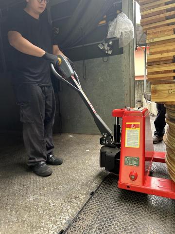 鄔聖光 - 1噸油壓板車協助上下車