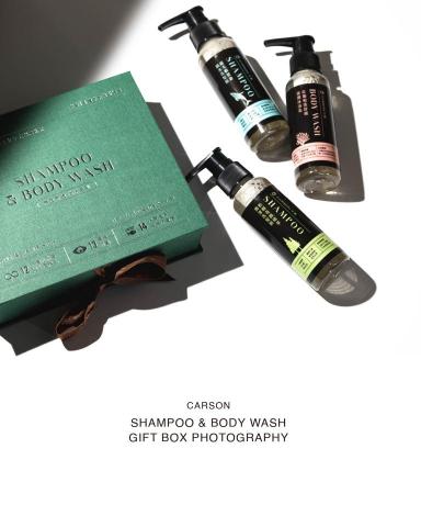 序白設計 - Carson Gift Box Photography
Shampoo & Body Wash

在拍攝 CARSON 洗髮精禮盒時，我們特別強調了產品與自然的緊密連結。這款洗髮精採用純天然植物精華，體現了永續與環保的核心理念。我們透過拍攝自然情境，展現產品在綠意盎然的環境中的誕生，畫面中的溪流與樹影，傳遞出 CARSON 對大自然的尊重與愛護。