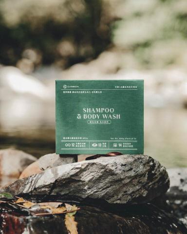 序白設計 - Carson Gift Box Photography
Shampoo & Body Wash

在拍攝 CARSON 洗髮精禮盒時，我們特別強調了產品與自然的緊密連結。這款洗髮精採用純天然植物精華，體現了永續與環保的核心理念。我們透過拍攝自然情境，展現產品在綠意盎然的環境中的誕生，畫面中的溪流與樹影，傳遞出 CARSON 對大自然的尊重與愛護。
