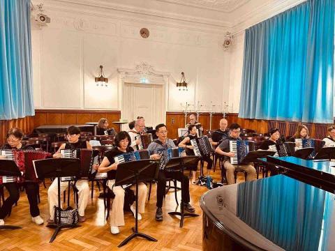 蔡偉靖手風琴工作室 - 帶領學員於維也納演出