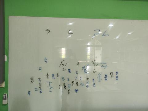 伴讀 - 教導孩子們踴躍上台書寫