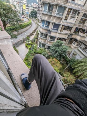 小陳 - 評估安全性之下，確認清潔外側玻璃