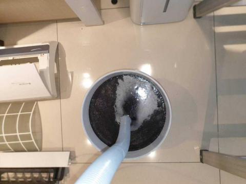 陳師父家電清潔 - 室內機長期不洗累積大量黴菌髒汙,洗出來整桶都黑的