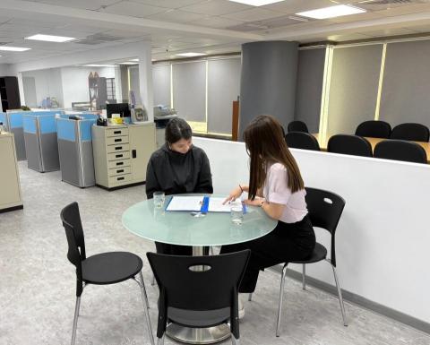 冠優聯合稅務記帳士事務所 - 客戶前來洽談實況