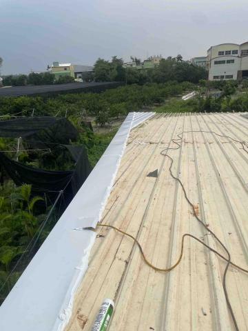 釧灃工程行 - 以前沒包邊導致颱風水潑進廠房