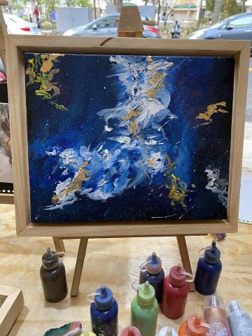 車庫畫室 - 學生金箔抽象畫
依心想的流動而創作，搭配金箔材料